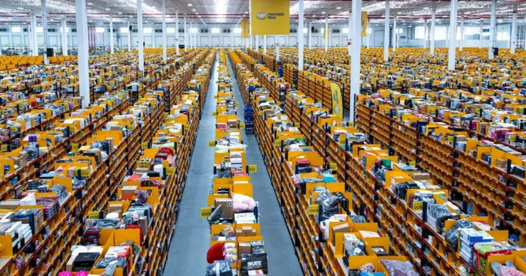 Centro logístico do Mercado Livre com operações de envio